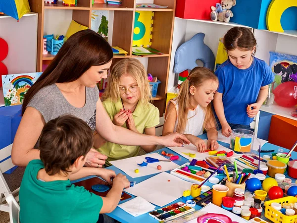 La pasta infantil juega en la escuela. plastilina casera para niños . — Foto de Stock