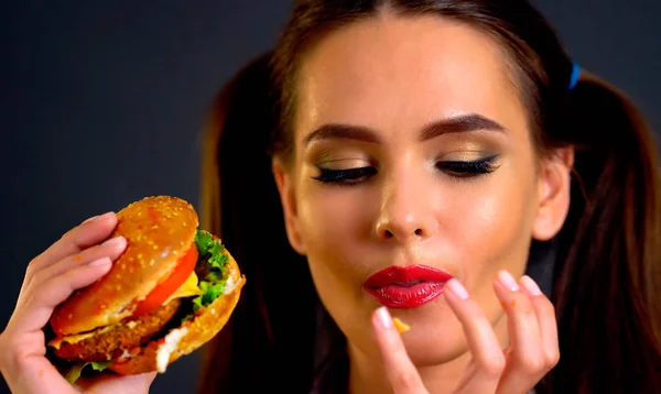 Vrouw hamburger eten. Meisje wil eten fastfood. — Stockfoto
