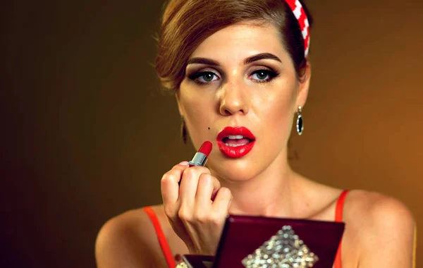 Fille Pin Style Rétro Faire Maquillage Maquillage Avec Rouge Lèvres — Photo