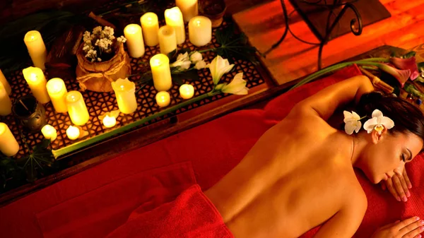 El masaje de la mujer en el salón de spa. Luxar interior oriental terapia  . — Foto de Stock