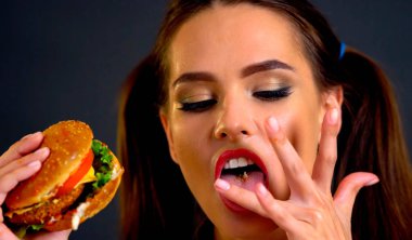 Hamburger yemek kadın. Kız lokanta yemek istiyor.