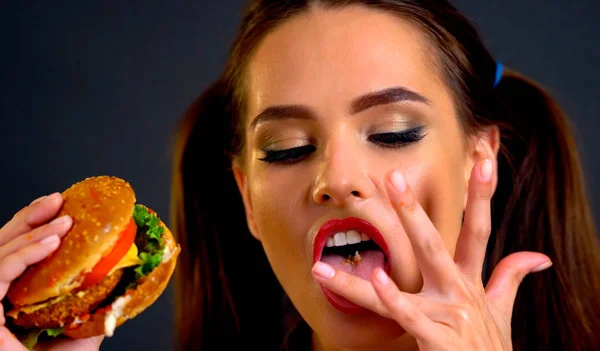 Mujer comiendo hamburguesa. Chica quiere comer comida rápida . — Foto de Stock