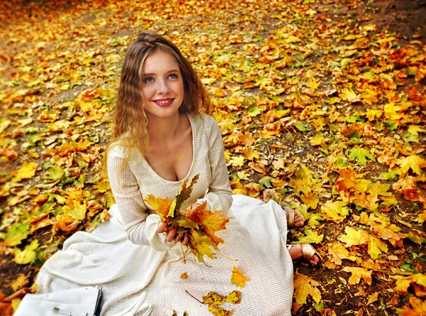 Outono vestido de moda mulher sentado queda deixa parque da cidade ao ar livre . — Fotografia de Stock