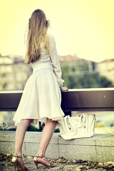 Мода женщина в осеннем весеннем платье на город. Созиальная изоляция . — стоковое фото
