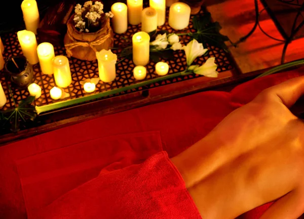 Massaggio filippino di donna in salone termale. Ragazza su sfondo candele . — Foto Stock