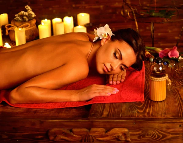 Γυναίκα στο κομμωτήριο spa μασάζ Ayurveda. Κορίτσι με κεριά. — Φωτογραφία Αρχείου