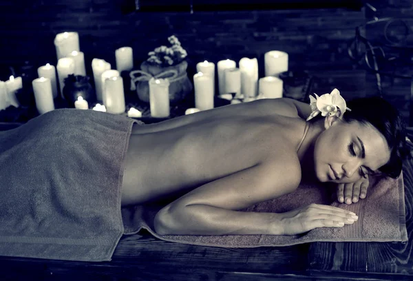 Massage av kvinna i spasalong. Luxary interiör orientalisk terapi . — Stockfoto