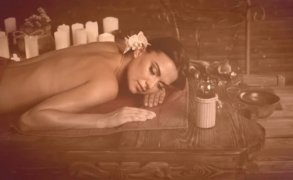 El masaje de la mujer en el salón de spa. Luxar interior oriental terapia  . —  Fotos de Stock