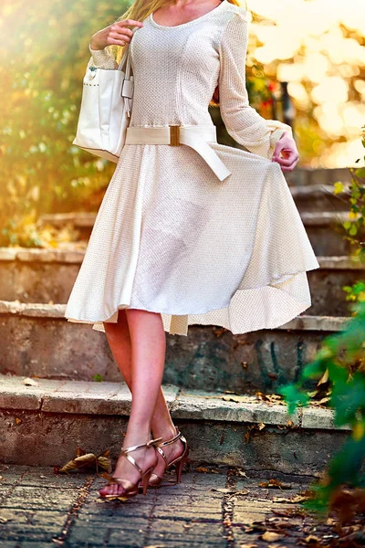 Mode Frau Herbst Frühling stilvoll gekleidet auf der Straße der Stadt. — Stockfoto