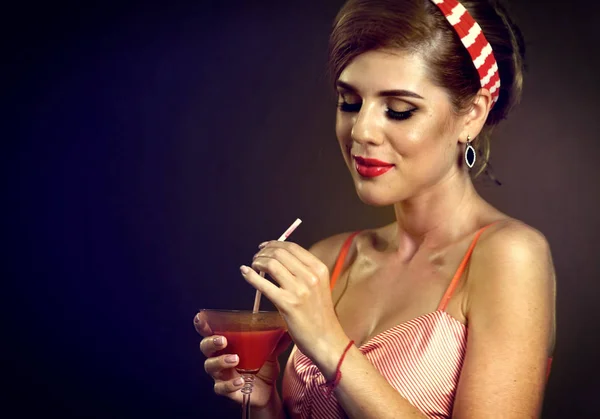 Pin up girl drink bloody Mary cocktail. Pin-up estilo femenino retro . —  Fotos de Stock