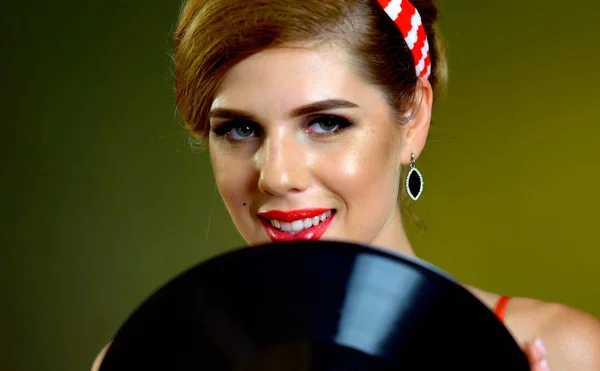 DJ retro žena vintage vinyl gramofon hudba. Pin-up styl dívka na sobě červené šaty. — Stock fotografie