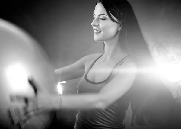 Fitness ragazza che esercita in palestra con fitball . — Foto Stock