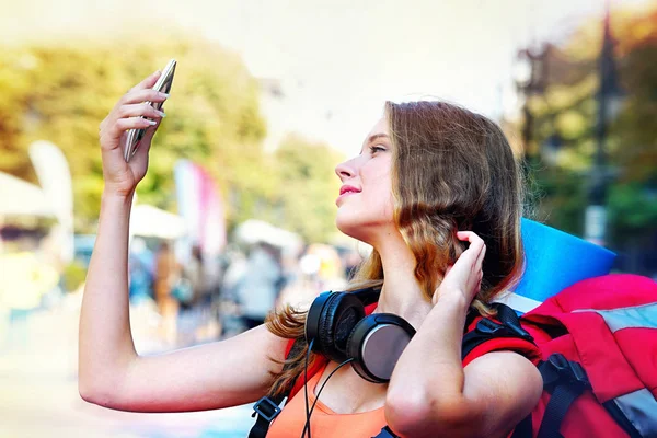 Menina turística com mochila tirando selfies no smartphone — Fotografia de Stock