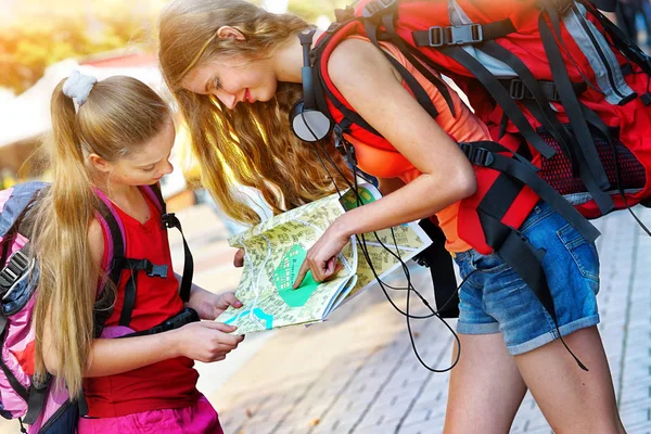 Девушки путешественницы с рюкзаком ищет способ туристической картой бумаги — стоковое фото