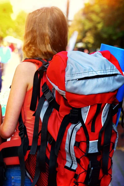 Traveller flickor med tillbaka Visa nära upp röd kvinnliga ryggsäck — Stockfoto