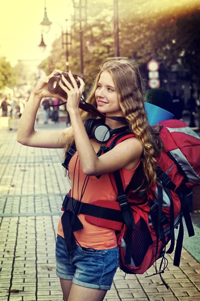 Turysta dziewczyna z plecaka fotografowanie na dslr aparat fotograficzny — Zdjęcie stockowe