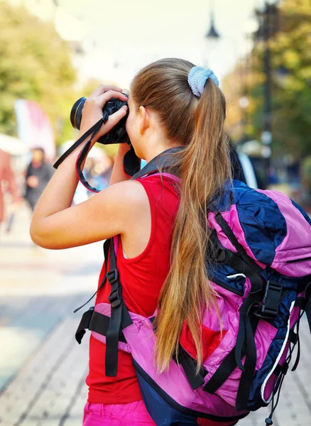 Turist flicka med ryggsäck att ta bilder på digitalkamera — Stockfoto