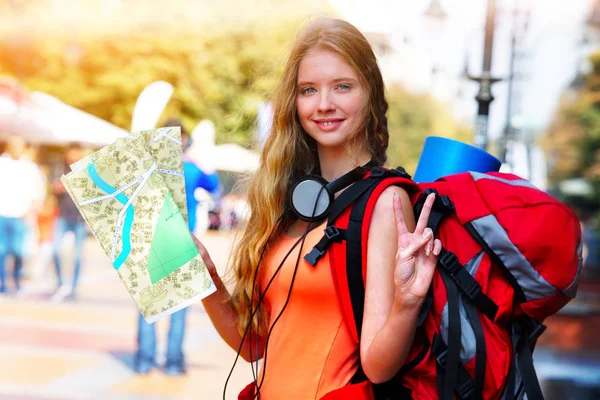 旅行者背包的女孩寻找方式旅游纸地图 — 图库照片