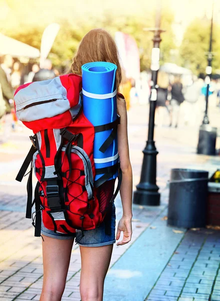Utazó lányok hát Nézd közel fel piros női hátizsák — Stock Fotó