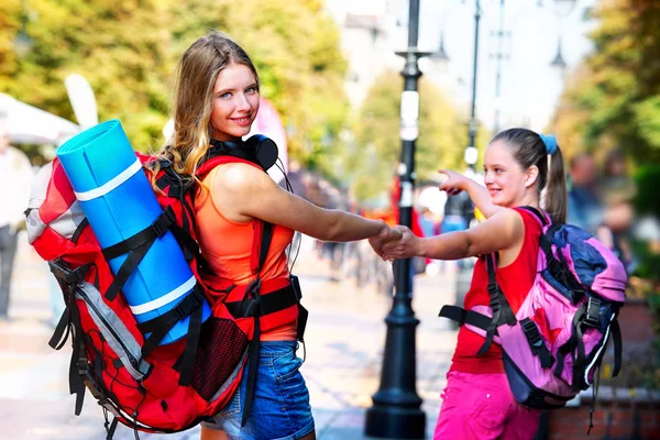 Viajante meninas com mochila wallking na cidade cultural europeia — Fotografia de Stock