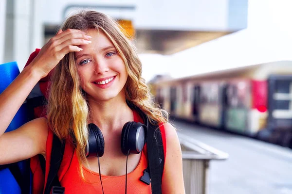 Traveller girl female backpack and tourism outfit at railway station — Stock Photo, Image