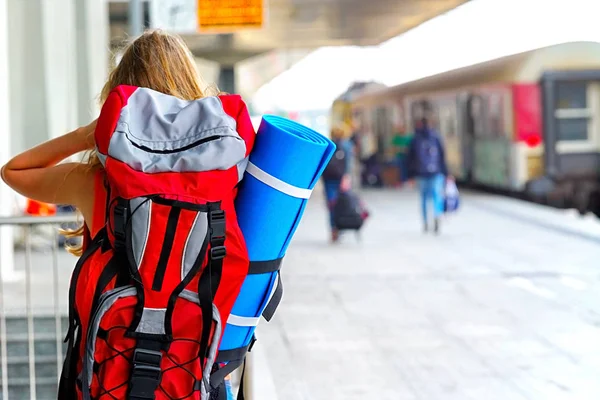 Traveller girl female backpack and tourism outfit at railway station — Stock Photo, Image