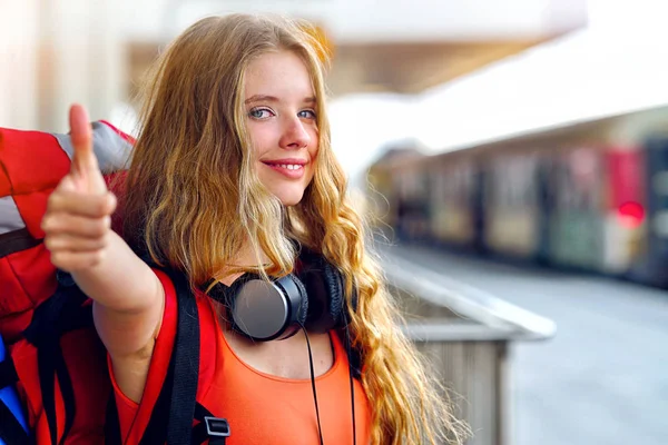 Traveller girl female backpack and tourism outfit at railway station — Stock Photo, Image