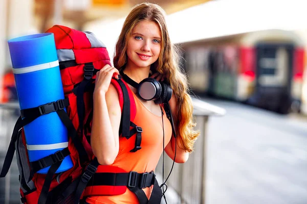 Traveller girl female backpack and tourism outfit at railway station — Stock Photo, Image