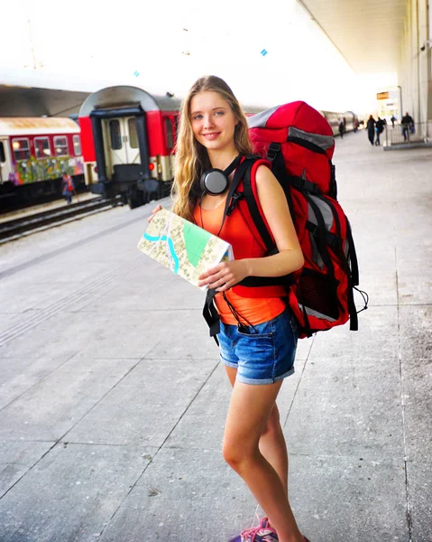 Gezgin kız kadın sırt çantası ve Turizm kıyafete Tren İstasyonu — Stok fotoğraf