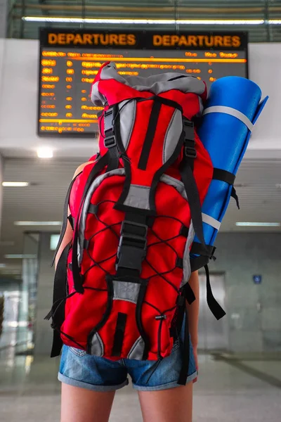 Utazó lány női hátizsák és a turizmus ruhát vasútállomáson — Stock Fotó