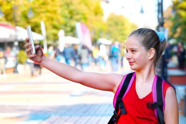 Turist çocuk kızla selfies smartphone almak sırt çantası