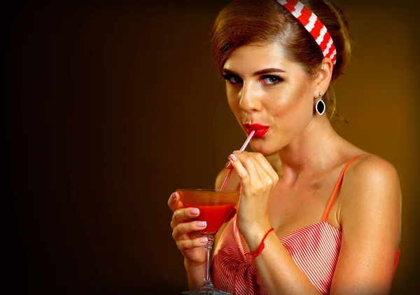 Retro-Frau mit Musik-Schallplatte. Pin Up Mädchen trinken Martini-Cocktail — Stockfoto