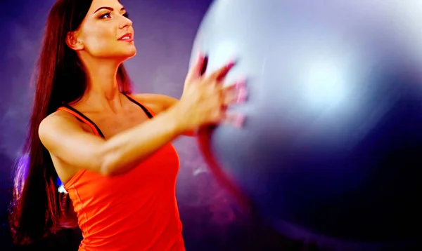 Fitness meisje trainen in de fitnessruimte met fitball. — Stockfoto