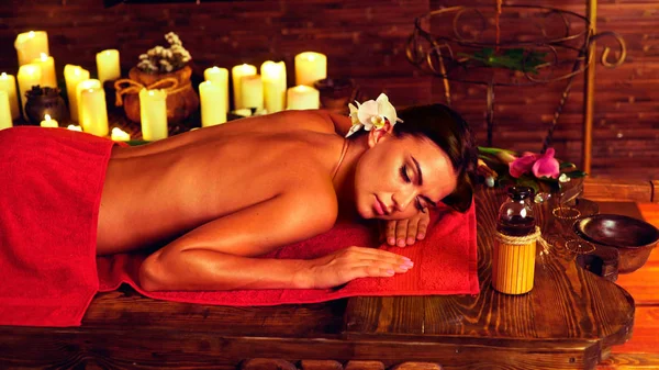 Masaż kobiety w salonie spa. Luksusowe wnętrza orientalne terapii. — Zdjęcie stockowe