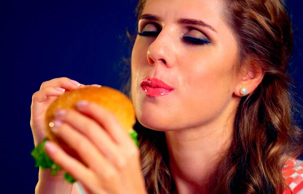 Edacity žena jíst hamburger fast food — Stock fotografie