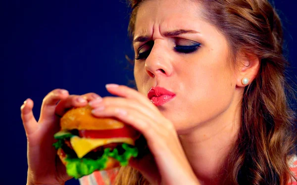 Vrouw eten ongezonde Hamburger junk food — Stockfoto