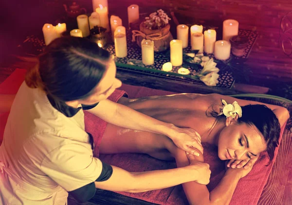 Massaggio di donna sbarazzarsi di crampi in spa — Foto Stock