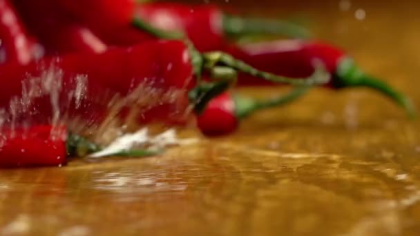 Zpomalený pohyb chilli papričkových lusků pod vodním sprejem — Stock video
