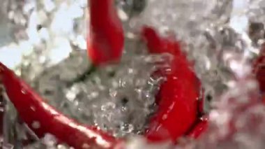 Akan suyun altına biber kapsülü bırakmanın yavaş hareketi