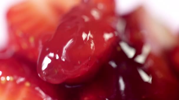 Fragola confiture sciroppo dolce rendendo versando sul cucchiaio — Video Stock