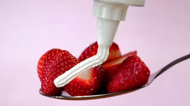 Strawberry dessert with whipping cream on spoon — Stock Video