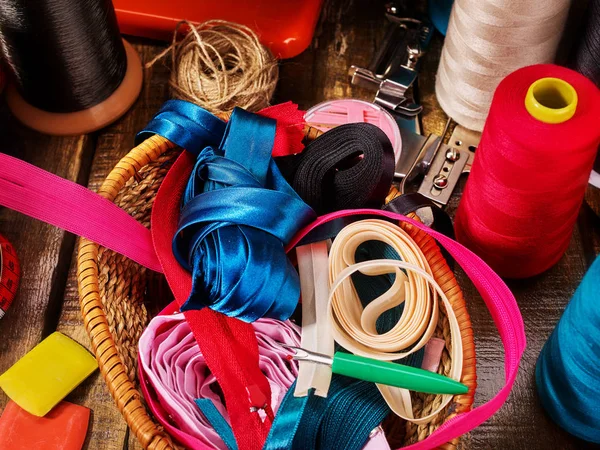 Accesorios de costura hilos de bobina y cinta de sesgo en suministros de cesta — Foto de Stock