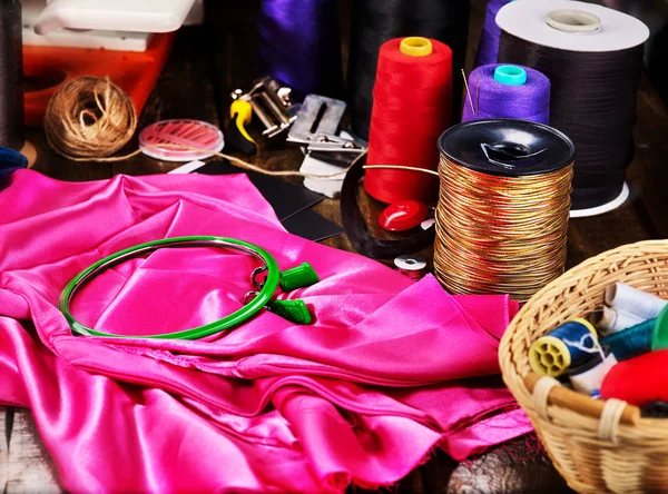 Grupo de costurera objeto rojo y oro carrete de costura y aro de bordado — Foto de Stock