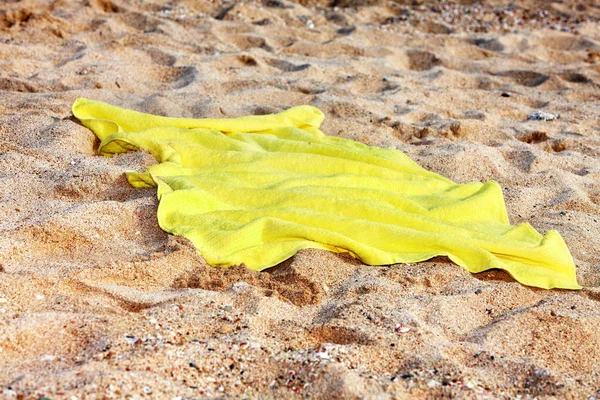 Towel on yellow sand — Stock Photo, Image