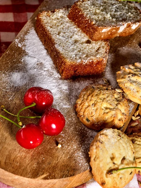 Biscuits à l'avoine avec flocons d'avoine et planche à découper cuisine cerise — Photo