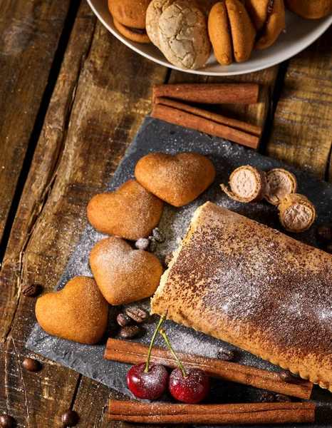 Biscuits à l'avoine, gâteau roulé sur le stand de gâteau de niveau avec cerise — Photo