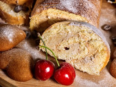 Kum çikolatalı kurabiye kalp şekli ve kiraz ile haddelenmiş kek