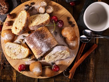 Gemide haddelenmiş bisküvi ve kum çikolatalı kurabiye