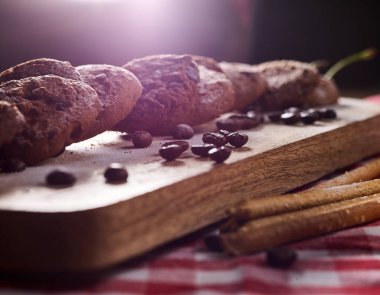 Kahve taneleri ve kiraz ile yulaflı çikolatalı kurabiye. Güneş parlaması