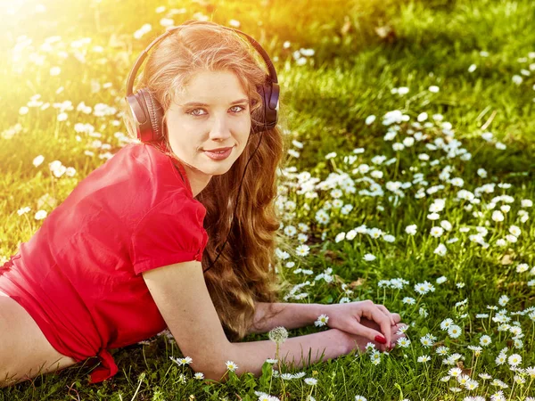 Chica en auriculares coger música ritmo en hierba verde —  Fotos de Stock